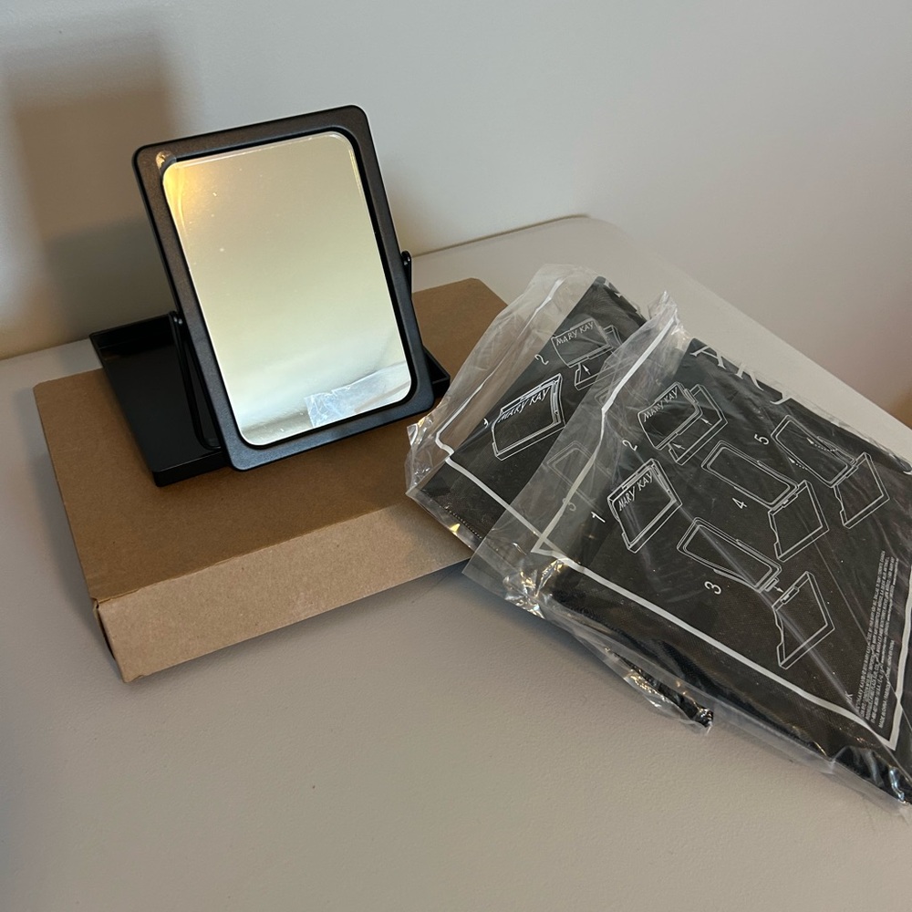 Compact Mirror - Picture 2 of 3